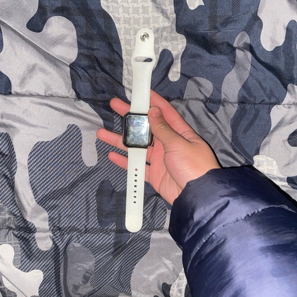 I’m selling an Apple Watch Series 3 the size is 38mm and also the color is white